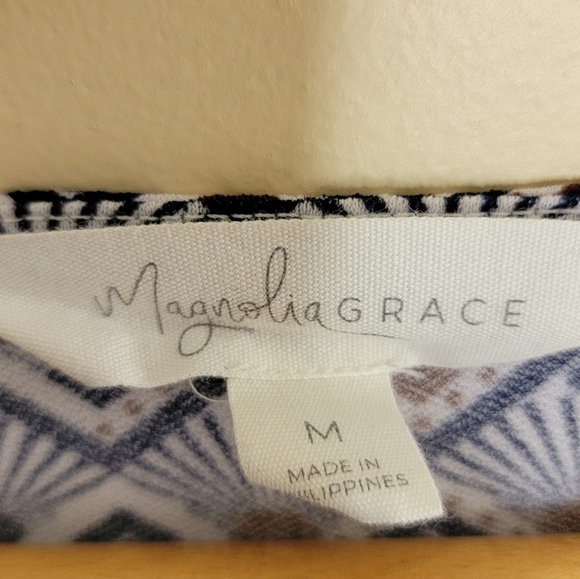 Magnolia Grace | Navy & Brown Print Stretchy V-neck Top Size Medium - Picture 4 of 5